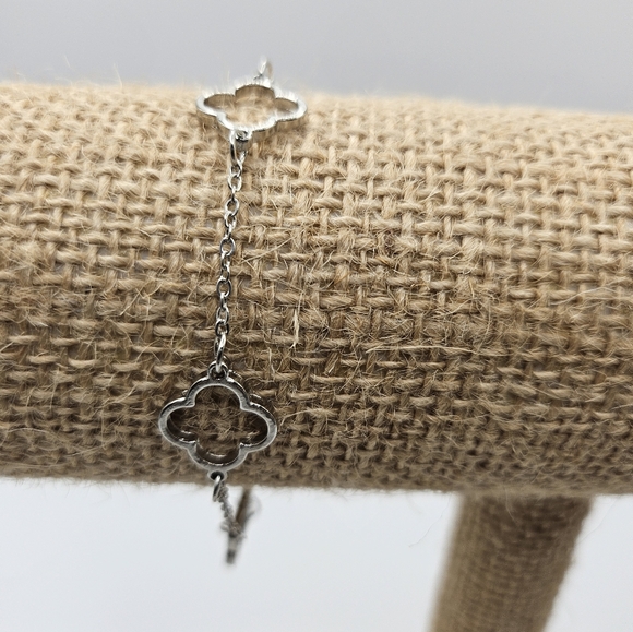 🆕️Hallow out four leaf clover flower chain pendant bracelet. - Picture 3 of 3